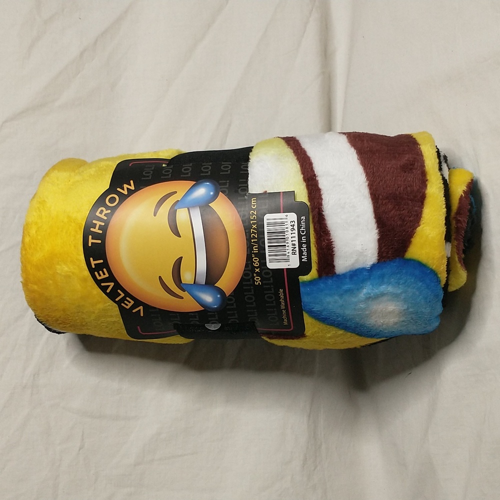 🏠 Emoji Velvet Throw Blanket